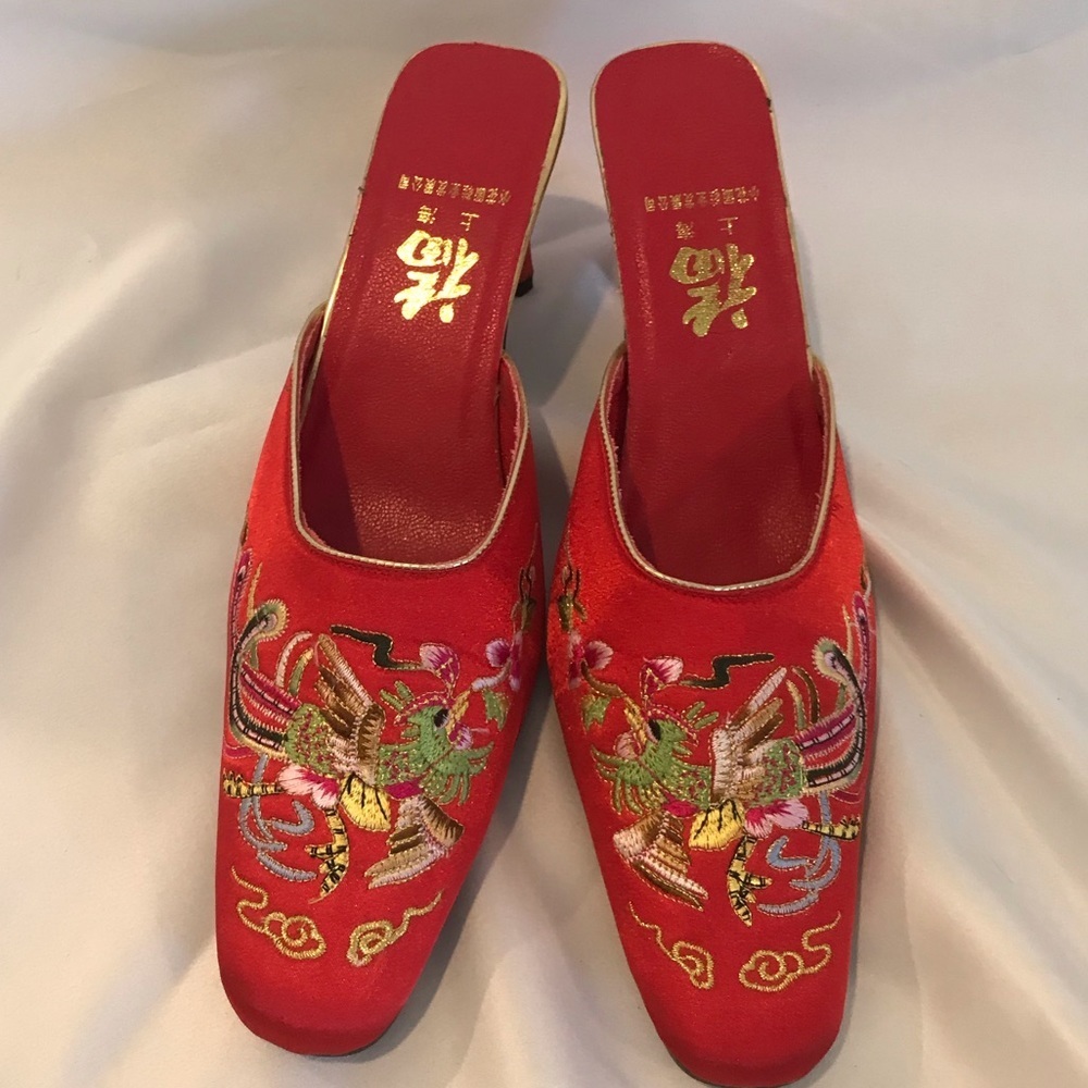 Asian inspired red satin shoes - Picture 2 of 4